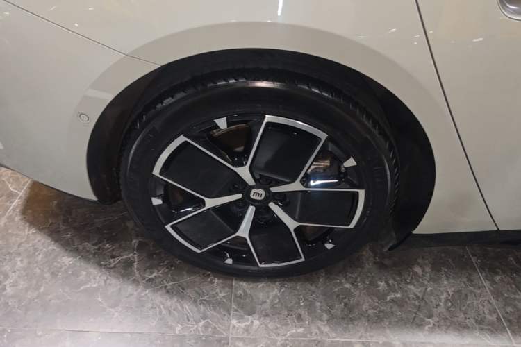Used Xiaomi Auto SU7 2024 Rear-Drive Long-Range Intelligent Driving Version Right Rear Wheel Hub
