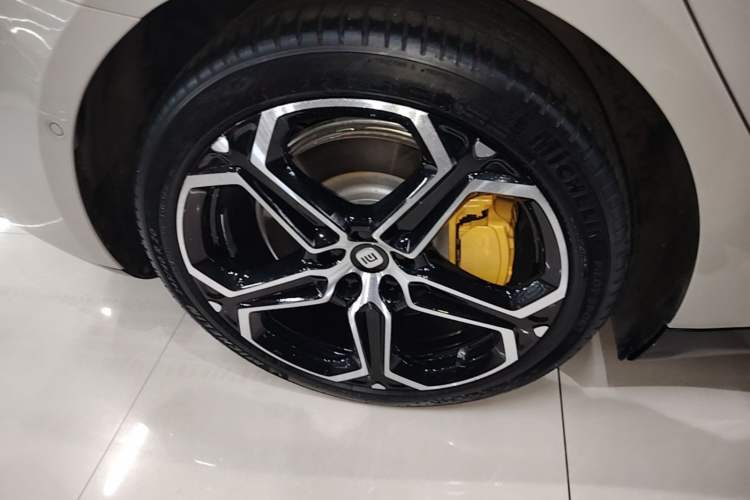 Used Xiaomi Auto SU7 2024 Rear-Drive Ultra-Long Range Advanced Pro-Level Intelligent Driving Version Right Rear Wheel Hub