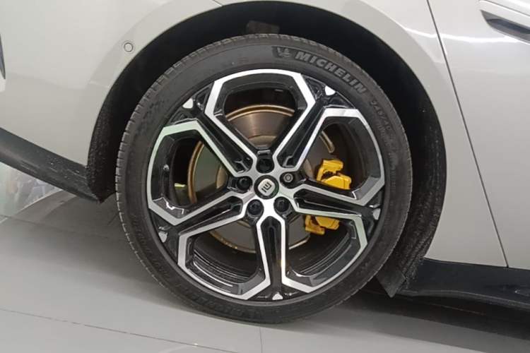 Used Xiaomi Auto SU7 2024 Rear-Drive Long-Range Intelligent Driving Version Right Rear Wheel Hub