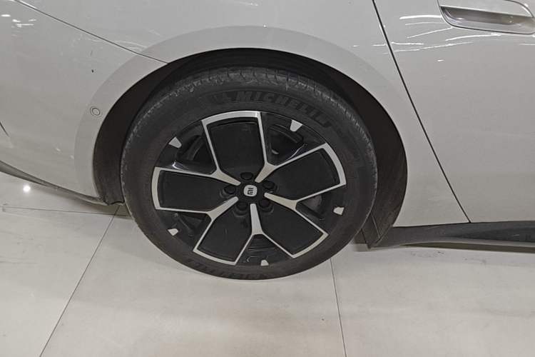 Used Xiaomi Auto SU7 2024 Rear-Drive Ultra-Long Range Advanced Pro-Level Intelligent Driving Version Right Rear Wheel Hub