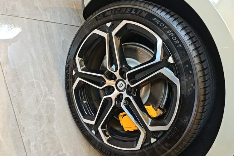 Used Xiaomi Auto SU7 2024 Four-Wheel Drive Ultra-Long Range Advanced Intelligent Driving Max Edition Right Rear Wheel Hub