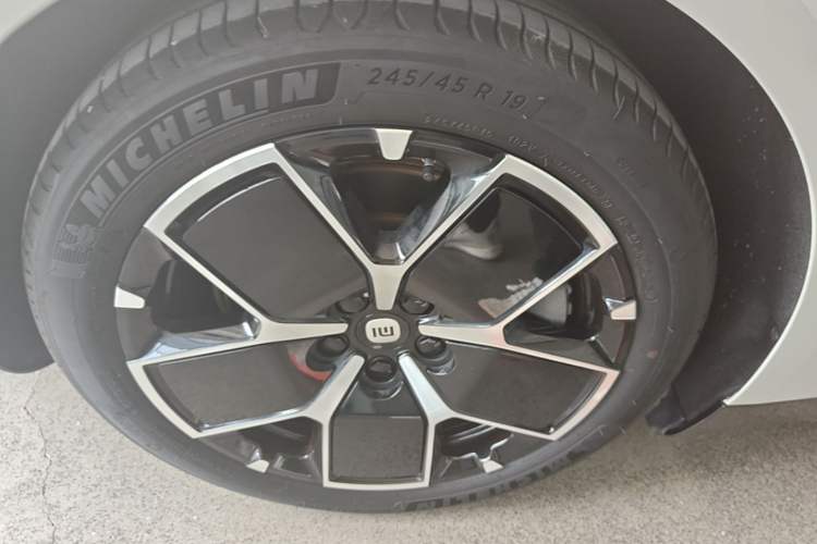 Used Xiaomi Auto SU7 2024 Rear-Drive Long-Range Intelligent Driving Version Right Rear Wheel Hub