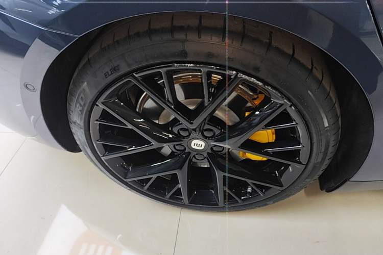 Used Xiaomi Auto SU7 2024 Four-Wheel Drive Ultra-Long Range Advanced Intelligent Driving Max Edition Right Rear Wheel Hub