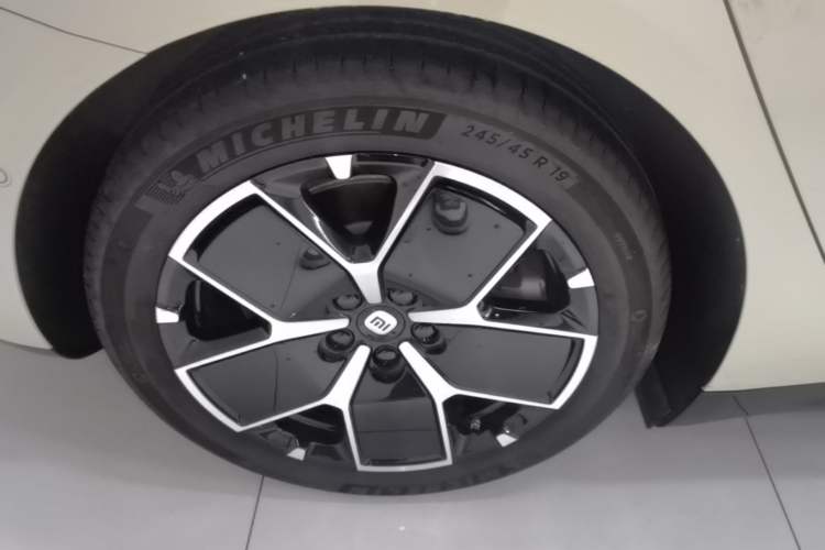 Used Xiaomi Auto SU7 2024 Rear-Drive Long-Range Intelligent Driving Version Right Rear Wheel Hub