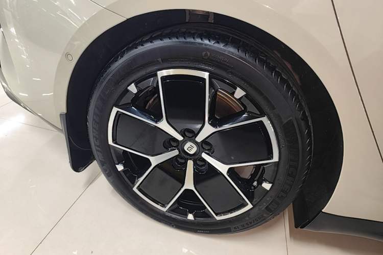 Used Xiaomi Auto SU7 2024 Rear-Drive Long-Range Intelligent Driving Version Right Rear Wheel Hub
