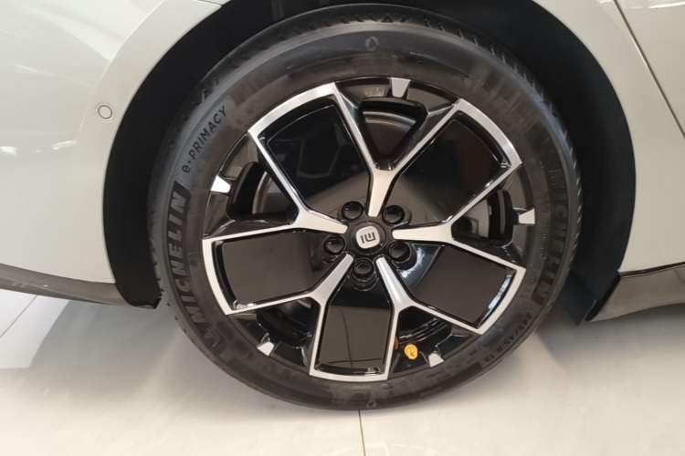 Used Xiaomi Auto SU7 2024 Rear-Drive Ultra-Long Range Advanced Pro-Level Intelligent Driving Version Right Rear Wheel Hub