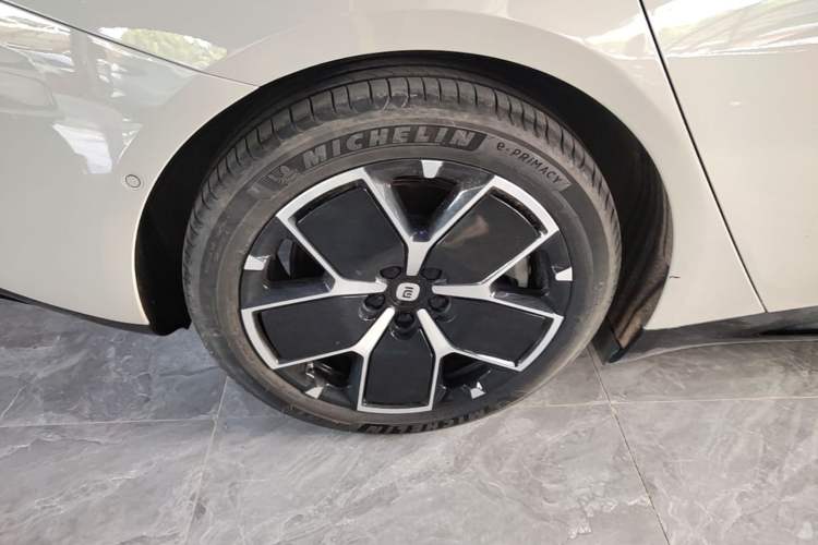 Used Xiaomi Auto SU7 2024 Rear-Drive Ultra-Long Range Advanced Pro-Level Intelligent Driving Version Right Rear Wheel Hub