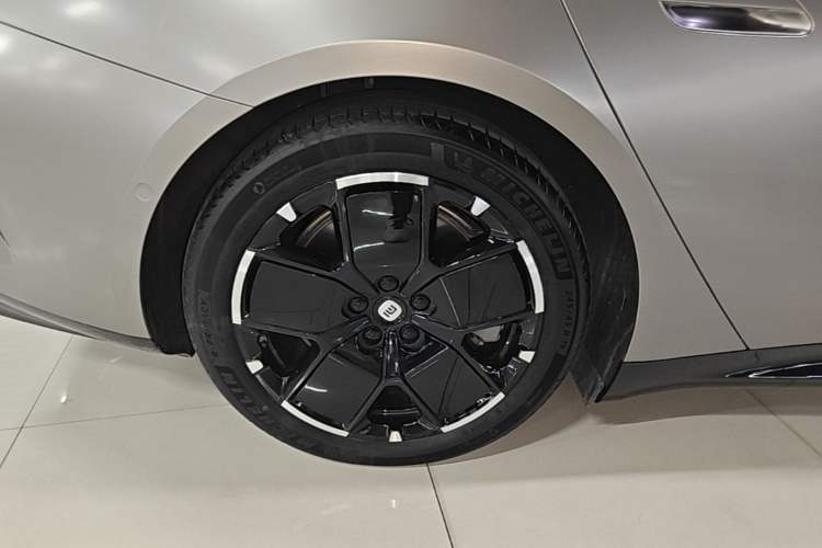 Used Xiaomi Auto SU7 2024 Rear-Drive Long-Range Intelligent Driving Version Right Rear Wheel Hub