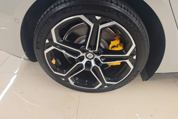 Used Xiaomi Auto SU7 2024 Rear-Drive Long-Range Intelligent Driving Version Right Rear Wheel Hub