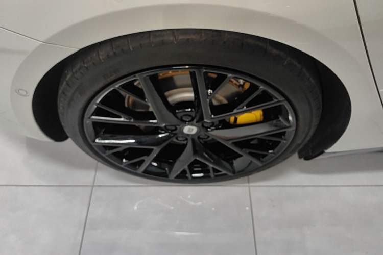 Used Xiaomi Auto SU7 2024 Four-Wheel Drive Ultra-Long Range Advanced Intelligent Driving Max Edition Right Rear Wheel Hub