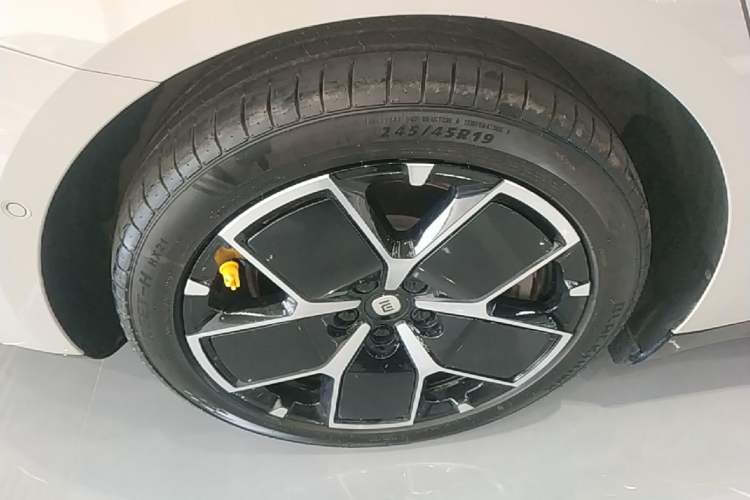 Used Xiaomi Auto SU7 2024 Rear-Drive Long-Range Intelligent Driving Version Right Rear Wheel Hub