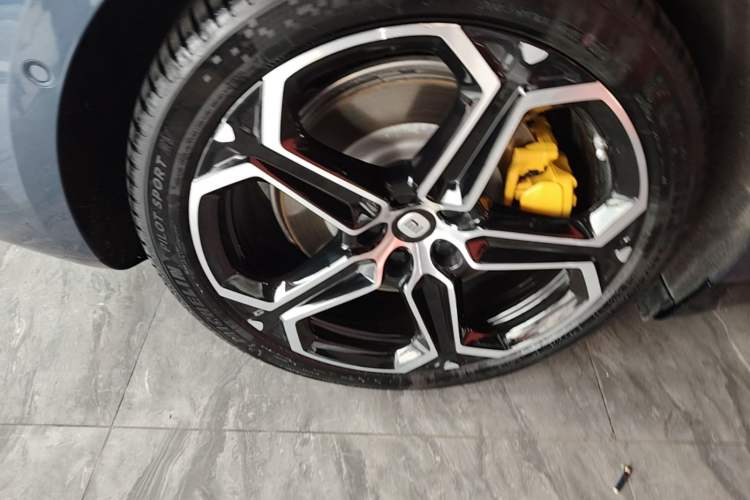 Used Xiaomi Auto SU7 2024 Rear-Drive Ultra-Long Range Advanced Pro-Level Intelligent Driving Version Right Rear Wheel Hub