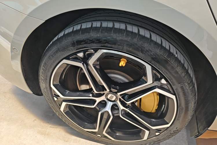 Used Xiaomi Auto SU7 2024 Rear-Drive Long-Range Intelligent Driving Version Right Rear Wheel Hub