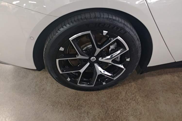 Used Xiaomi Auto SU7 2024 Rear-Drive Ultra-Long Range Advanced Pro-Level Intelligent Driving Version Right Rear Wheel Hub