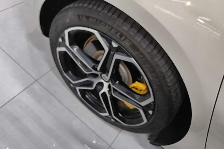 Used Xiaomi Auto SU7 2024 Rear-Drive Long-Range Intelligent Driving Version Right Rear Wheel Hub