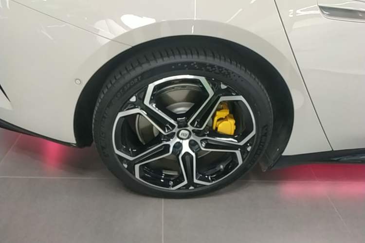 Used Xiaomi Auto SU7 2024 Rear-Drive Ultra-Long Range Advanced Pro-Level Intelligent Driving Version Right Rear Wheel Hub