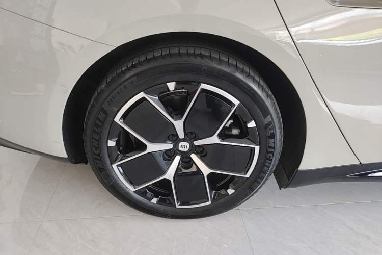 Used Xiaomi Auto SU7 2024 Rear-Drive Ultra-Long Range Advanced Pro-Level Intelligent Driving Version Right Rear Wheel Hub