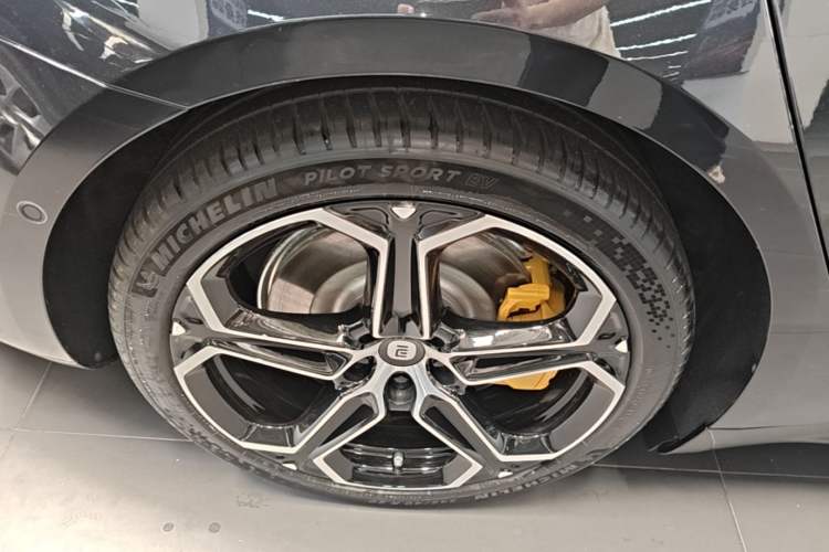 Used Xiaomi Auto SU7 2024 Rear-Drive Long-Range Intelligent Driving Version Right Rear Wheel Hub