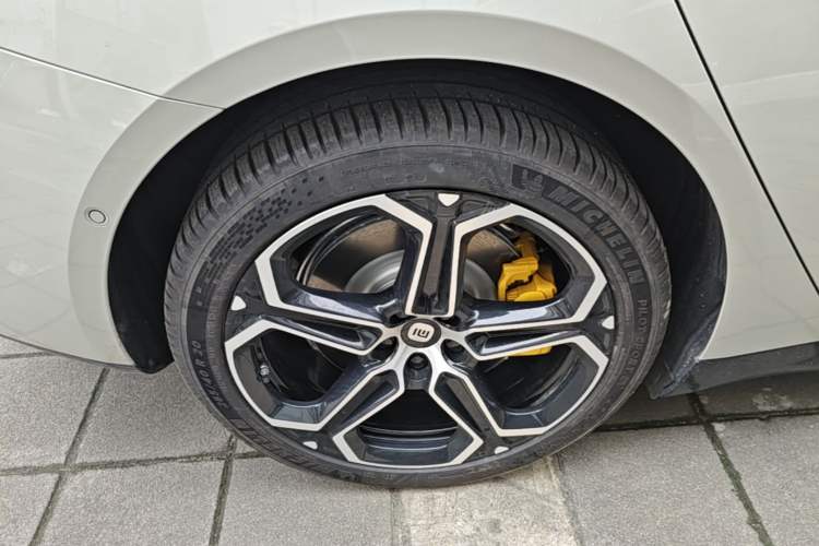 Used Xiaomi Auto SU7 2024 Four-Wheel Drive Ultra-Long Range Advanced Intelligent Driving Max Edition Right Rear Wheel Hub