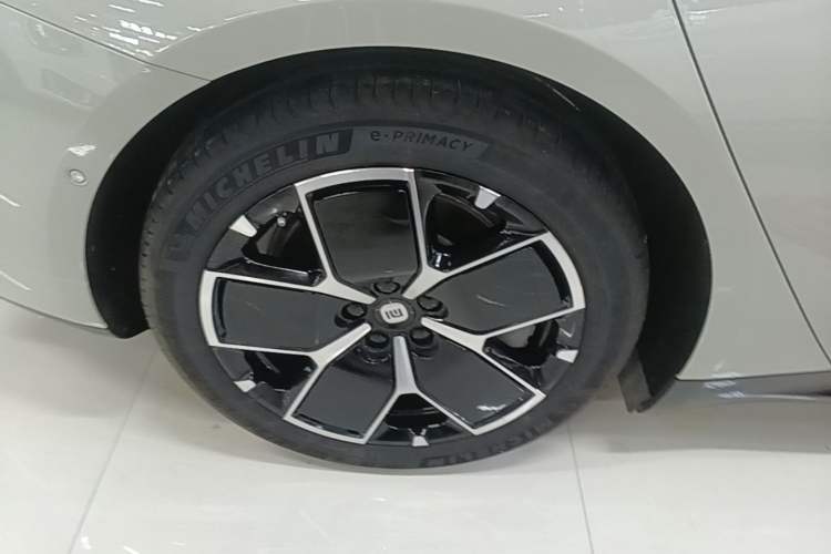 Used Xiaomi Auto SU7 2024 Rear-Drive Long-Range Intelligent Driving Version Right Rear Wheel Hub