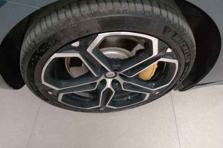 Used Xiaomi Auto SU7 2024 Rear-Drive Ultra-Long Range Advanced Pro-Level Intelligent Driving Version Right Rear Wheel Hub