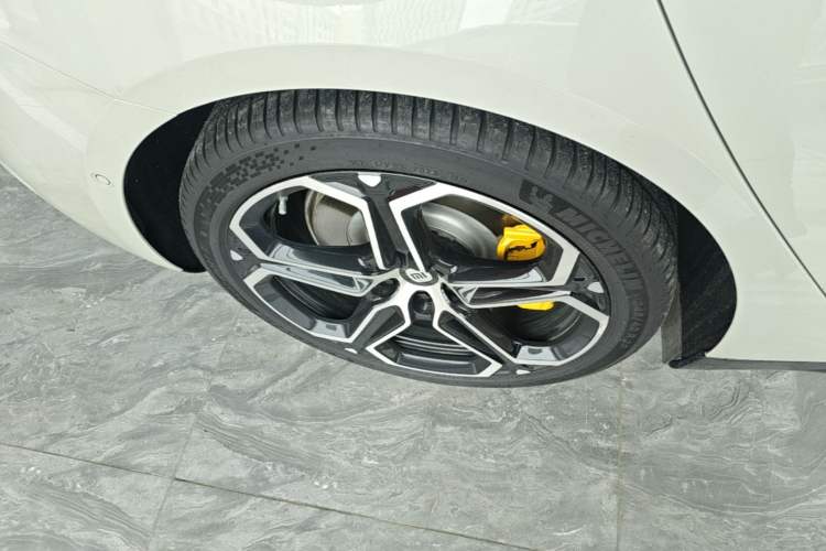 Used Xiaomi Auto SU7 2024 Rear-Drive Long-Range Intelligent Driving Version Right Rear Wheel Hub