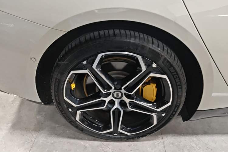 Used Xiaomi Auto SU7 2024 Rear-Drive Ultra-Long Range Advanced Pro-Level Intelligent Driving Version Right Rear Wheel Hub