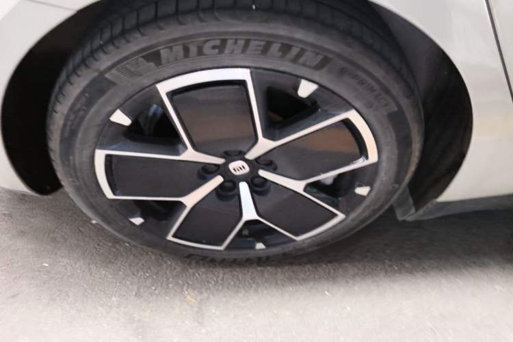 Used Xiaomi Auto SU7 2024 Rear-Drive Ultra-Long Range Advanced Pro-Level Intelligent Driving Version Right Rear Wheel Hub