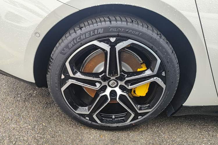 Used Xiaomi Auto SU7 2024 Rear-Drive Long-Range Intelligent Driving Version Right Rear Wheel Hub