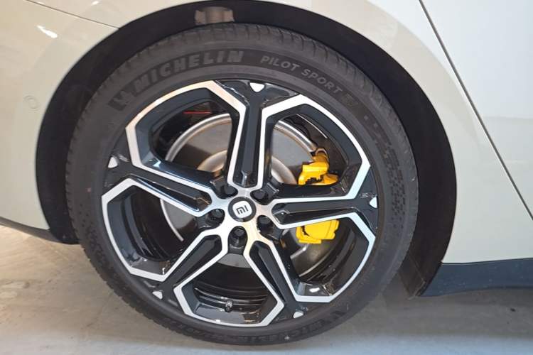 Used Xiaomi Auto SU7 2024 Four-Wheel Drive Ultra-Long Range Advanced Intelligent Driving Max Edition Right Rear Wheel Hub