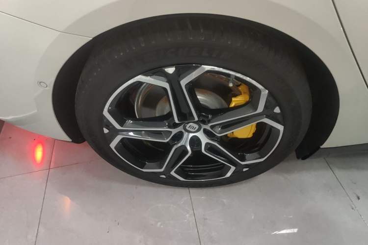 Used Xiaomi Auto SU7 2024 Four-Wheel Drive Ultra-Long Range Advanced Intelligent Driving Max Edition Right Rear Wheel Hub