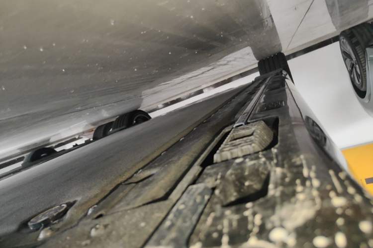 Used Xiaomi Auto SU7 2024 Rear-Drive Ultra-Long Range Advanced Pro-Level Intelligent Driving Version Right Side Sill