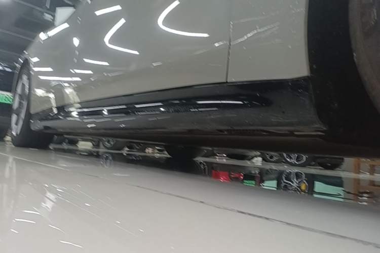 Used Xiaomi Auto SU7 2024 Four-Wheel Drive Ultra-Long Range Advanced Intelligent Driving Max Edition Right Side Sill