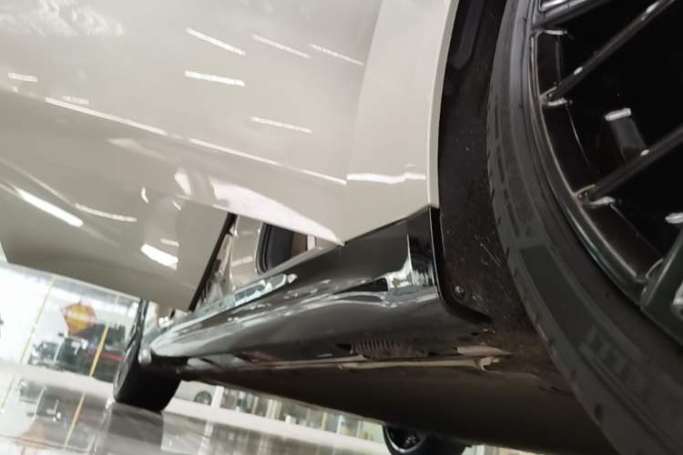 Used Xiaomi Auto SU7 2024 Four-Wheel Drive Ultra-Long Range Advanced Intelligent Driving Max Edition Right Side Sill