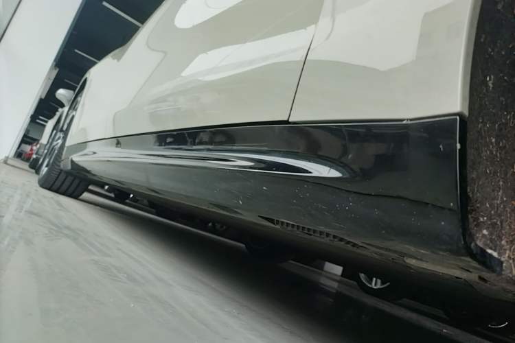 Used Xiaomi Auto SU7 2024 Rear-Drive Long-Range Intelligent Driving Version Right Side Sill