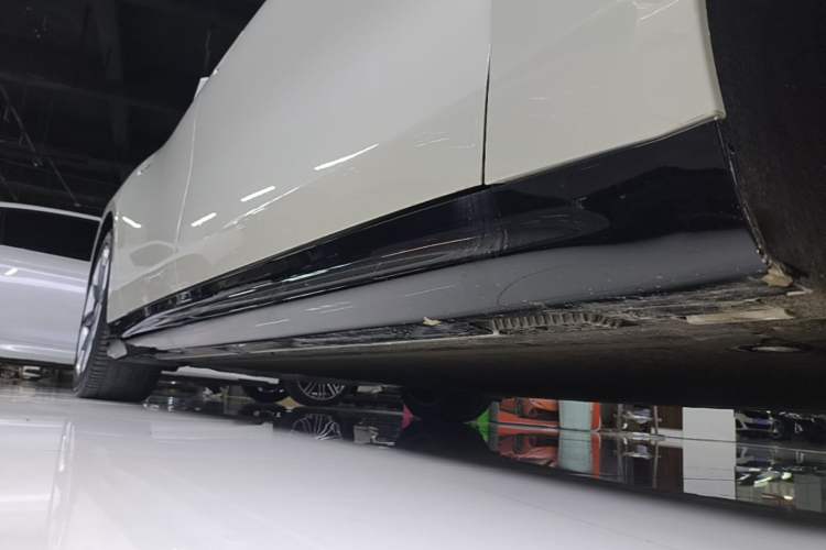 Used Xiaomi Auto SU7 2024 Four-Wheel Drive Ultra-Long Range Advanced Intelligent Driving Max Edition Right Side Sill