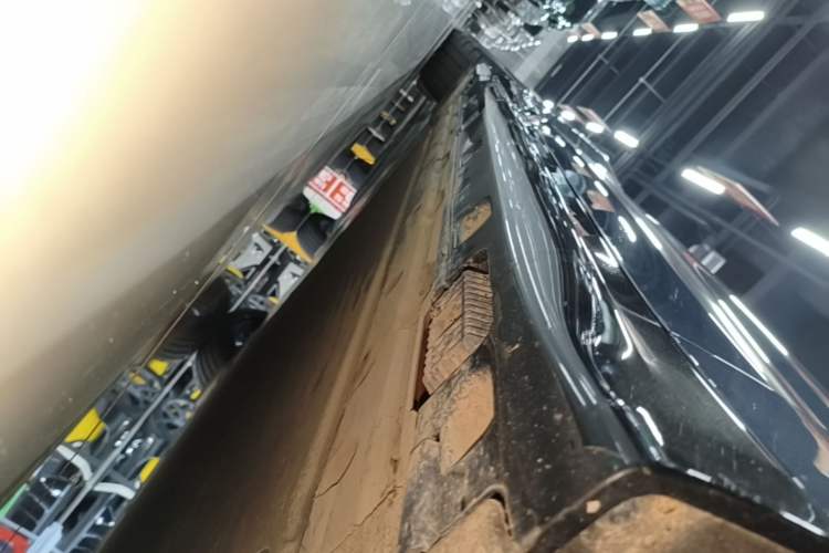 Used Xiaomi Auto SU7 2024 Four-Wheel Drive Ultra-Long Range Advanced Intelligent Driving Max Edition Right Side Sill
