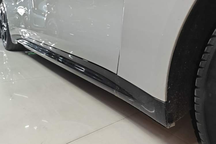 Used Xiaomi Auto SU7 2024 Four-Wheel Drive Ultra-Long Range Advanced Intelligent Driving Max Edition Right Side Sill