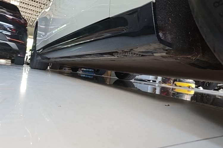 Used Xiaomi Auto SU7 2024 Rear-Drive Ultra-Long Range Advanced Pro-Level Intelligent Driving Version Right Side Sill