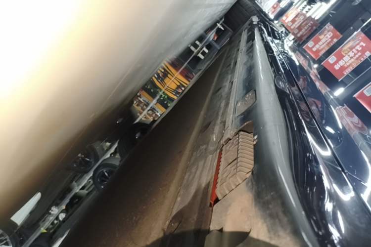 Used Xiaomi Auto SU7 2024 Four-Wheel Drive Ultra-Long Range Advanced Intelligent Driving Max Edition Right Side Sill