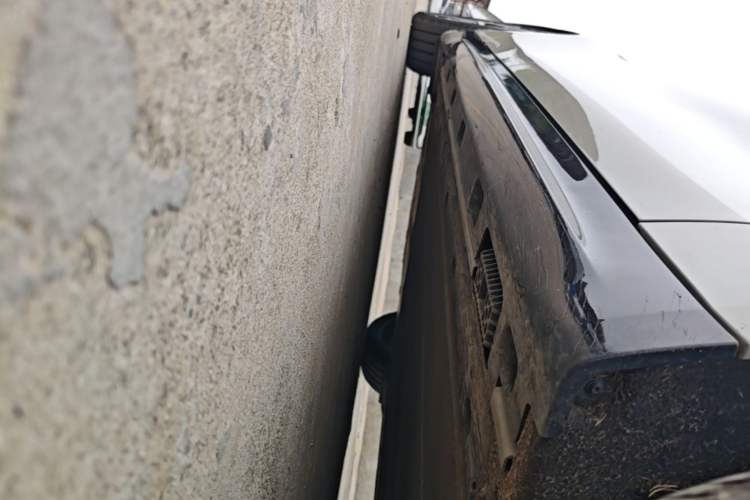 Used Xiaomi Auto SU7 2024 Rear-Drive Long-Range Intelligent Driving Version Right Side Sill