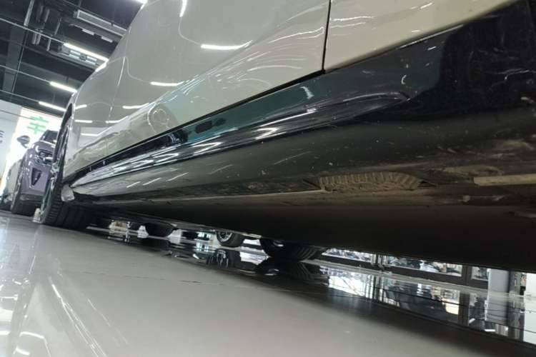 Used Xiaomi Auto SU7 2024 Rear-Drive Long-Range Intelligent Driving Version Right Side Sill