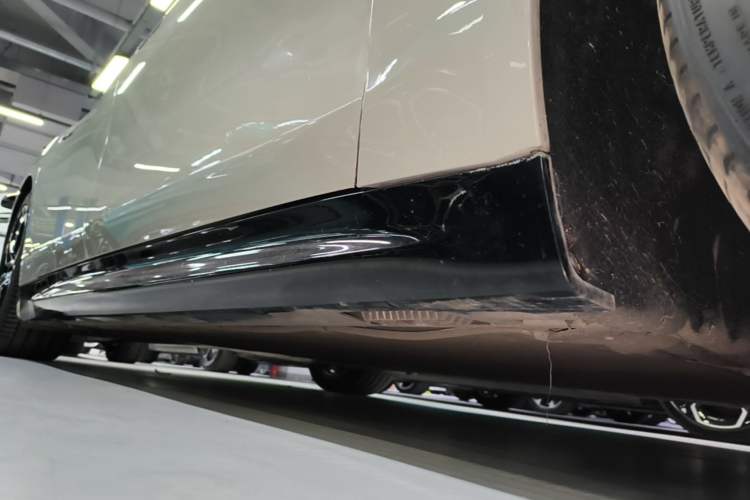 Used Xiaomi Auto SU7 2024 Four-Wheel Drive Ultra-Long Range Advanced Intelligent Driving Max Edition Right Side Sill