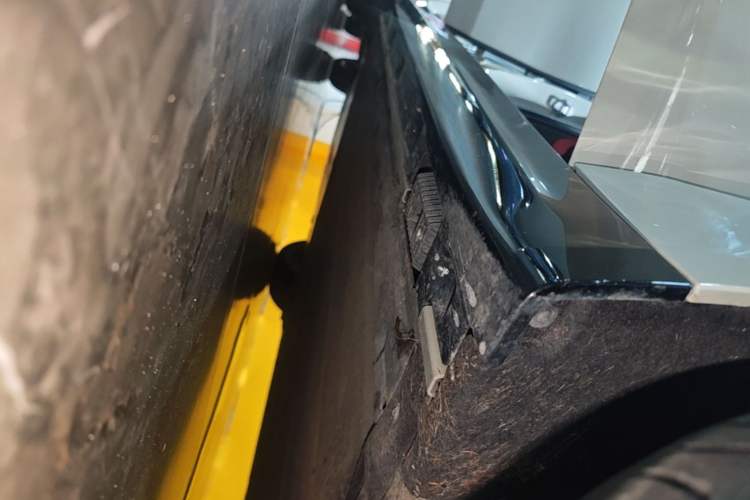 Used Xiaomi Auto SU7 2024 Rear-Drive Long-Range Intelligent Driving Version Right Side Sill