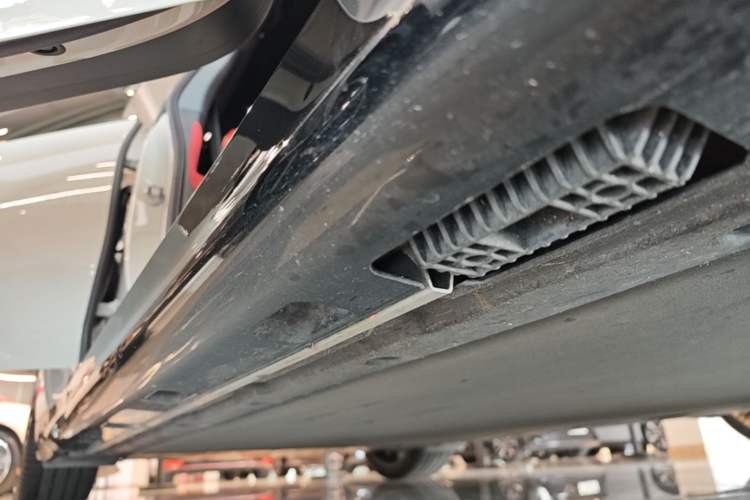 Used Xiaomi Auto SU7 2024 Rear-Drive Ultra-Long Range Advanced Pro-Level Intelligent Driving Version Right Side Sill