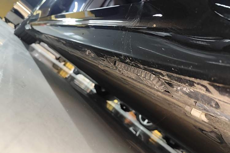 Used Xiaomi Auto SU7 2024 Four-Wheel Drive Ultra-Long Range Advanced Intelligent Driving Max Edition Right Side Sill