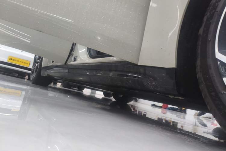 Used Xiaomi Auto SU7 2024 Rear-Drive Ultra-Long Range Advanced Pro-Level Intelligent Driving Version Right Side Sill