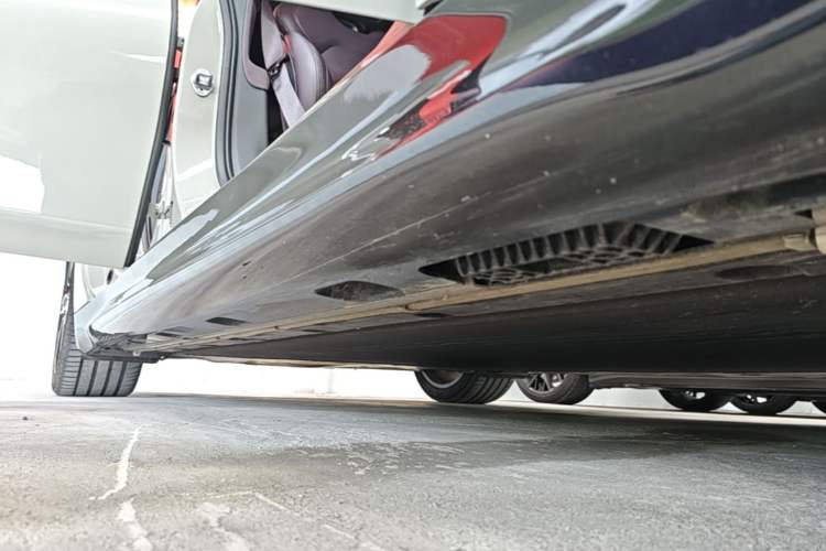 Used Xiaomi Auto SU7 2024 Four-Wheel Drive Ultra-Long Range Advanced Intelligent Driving Max Edition Right Side Sill