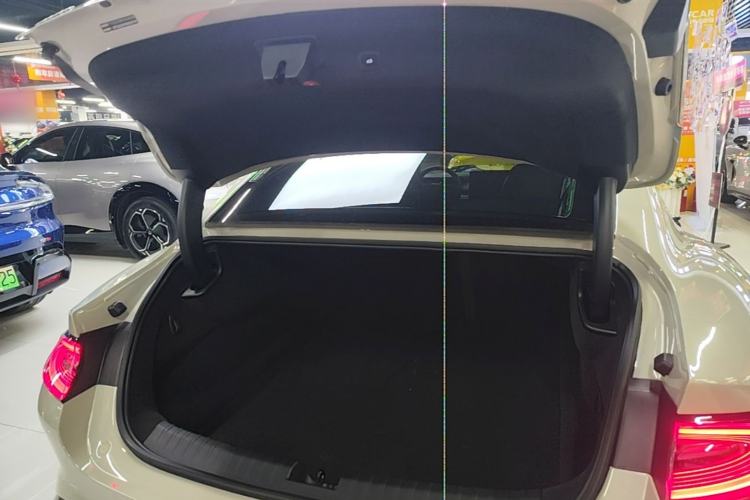 Used Xiaomi Auto SU7 2024 Rear-Drive Long-Range Intelligent Driving Version Trunk