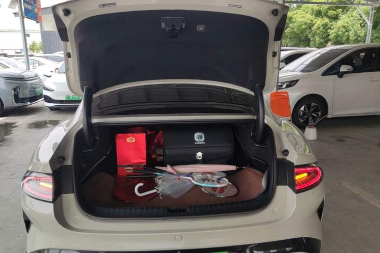 Used Xiaomi Auto SU7 2024 Four-Wheel Drive Ultra-Long Range Advanced Intelligent Driving Max Edition Trunk